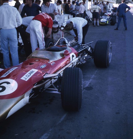 Jim, accroupi, inspecte ses pneus